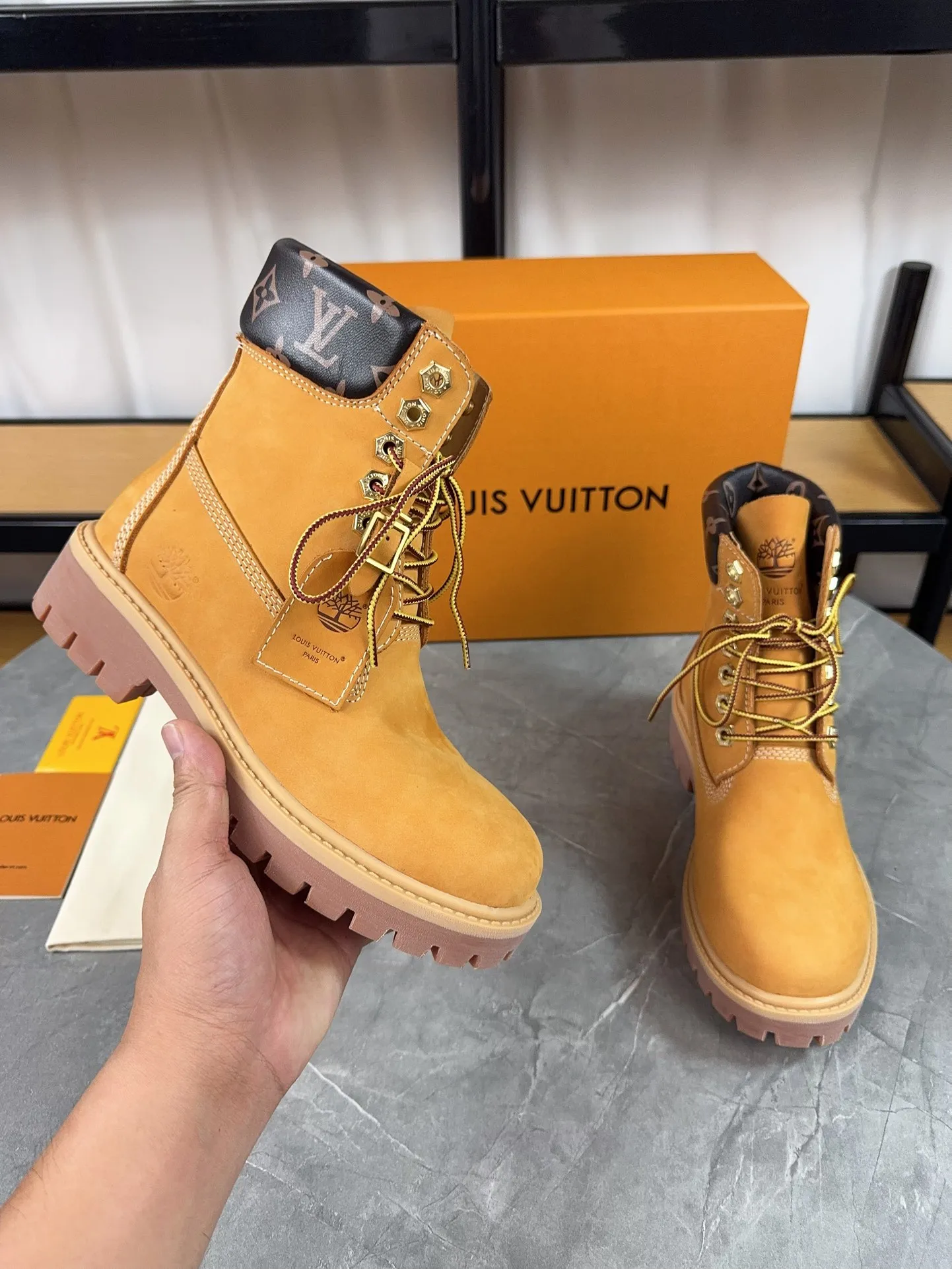 Couple model 💰700 ❤️Top version: Couple model LV x Timberland Timberland joint model Presbyopia Embossed Rhubarb boots Ankle boots Short boots LV x Timberland ankle boots are made of Monogram embossed waterproof nubuck cow leather, relying on the brand's exquisite craftsmanship to carefully reshape the classic Timberland 6-inch boot shape in Italy, and make an eye-catching appearance in 2024 created by Pharrell Williams with American workwear style Autumn and winter menswear show. Monogram embossed tongue, original Timberland laces and outsole are exquisite details, and the leather label expresses the cooperation logo. Exquisite packaging at the delivery counter🛍📦 ▪️Material: Original customized imported first-layer cowhide ▪️Inner lining: Original customized leather lining/mesh lining ▪️Outsole: Original molded anti-slip rubber material ▪️Sole thickness: 3.5CM ▪️Size: Women's 35-40 Men's 39-46
